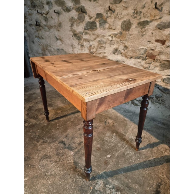 This vintage table originates from the Vichy region and dates from around 1930. It features a solid pine tabletop combined...