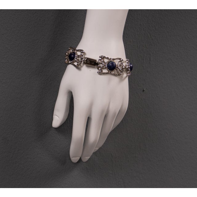 This cuff bracelet, featuring timeless, elegant costume jewelry, embodies the charm of the 1940s. Its design captivates...