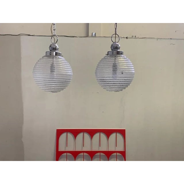 Sphere chandeliers with scalar processing and multi-strands bas-relief engraved effect. Up to 250V (Europe/UK...