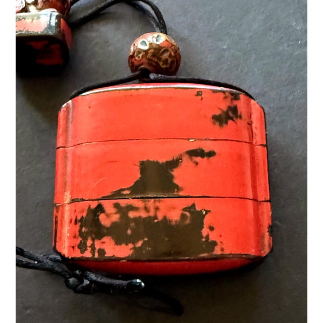 Rare Japanese Inro Netsuke and Omije with Negoro Red Lacquer Edo Period For Sale - Image 4 of 14