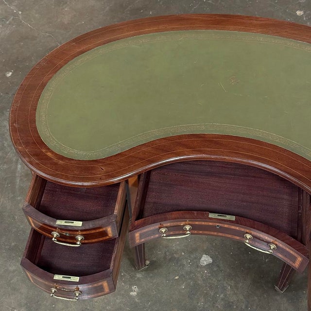 19th Century French Louis XVI Kidney-Shaped Mahogany Leather Top Desk For Sale In Dallas - Image 6 of 18