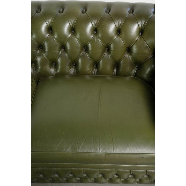 2000 - 2009 Chesterfield 2.5-seater Sofa in Green Cowhide Leather For Sale - Image 5 of 14