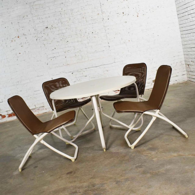 Mid Century Modern Samsonite Round Patio Dining Table and ...