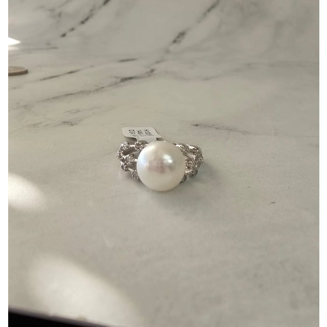 Contemporary Freshwater White Pearl Diamond Ring .19cttw 14k White Gold, Size 9 For Sale - Image 3 of 4