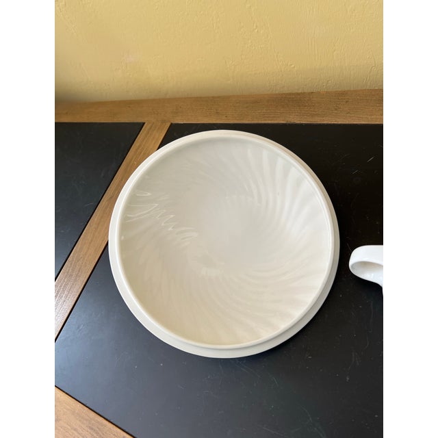 Late 19th Century Aynsley White Cottage Garden Casserole Serving Dish With Lid, Made in England For Sale In Naples, FL - Image 6 of 6