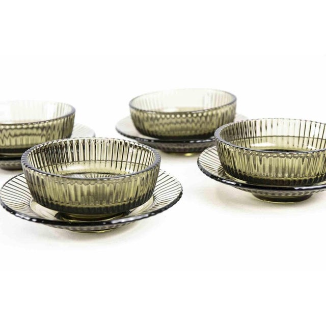 Fruit salad service is a glass set realized in 1970s. A modern set of 4 glass plates and bows. Perfect to serve your dishes!