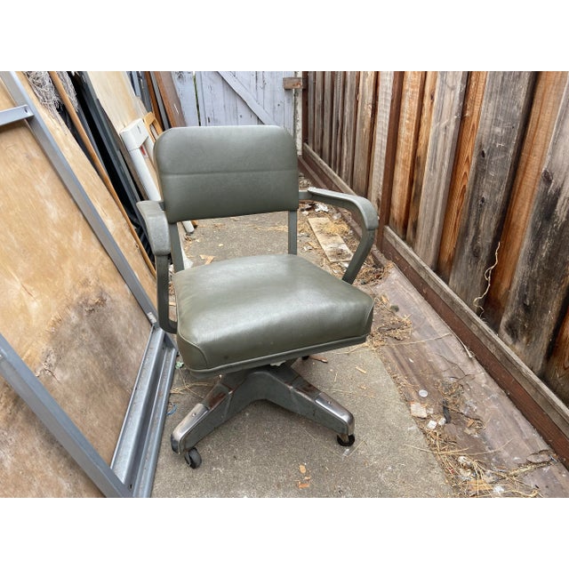 1960s Vintage Mid Century Modern Emeco Corp Industrial Tanker Rolling/Swivel Office Desk Chair For Sale - Image 5 of 12