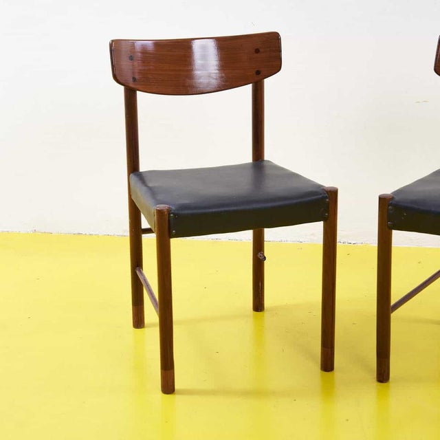 This elegant vintage chair combines the warmth of wood with the sophistication of black leather, offering a minimalist and...