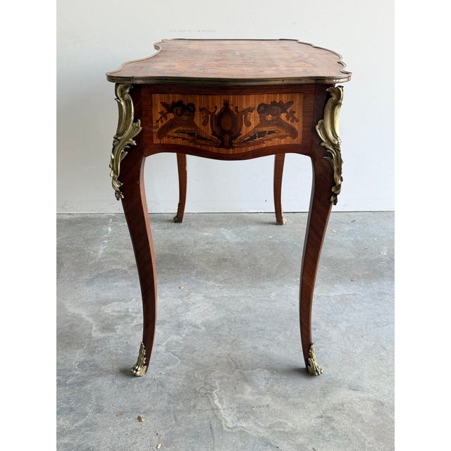 French 1940s Louis XV Style Inlaid Writing Desk With Ormolu Mounts & Marquetry Top For Sale - Image 3 of 15