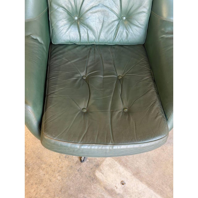 Mid-Century Modern In Style of Hw Klein for Bramin Green Leather Swivel Lounge Chair Danish Mid-Century Modern 1960s For Sale - Image 3 of 10