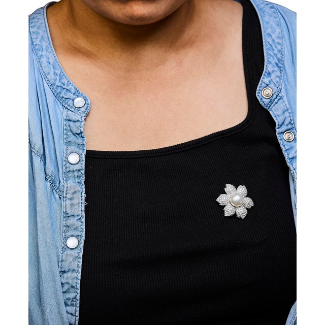 Discover the epitome of timeless elegance with this exquisitely crafted brooch, fashioned from 18K white gold with a...