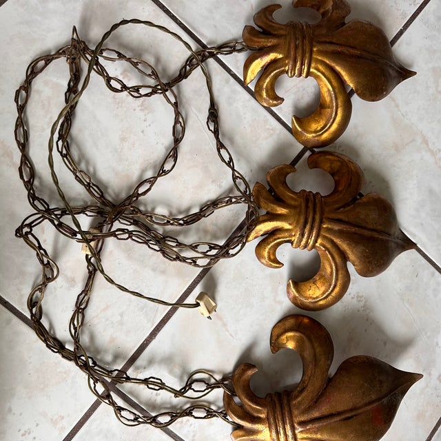 Vintage Gilt Metal Fleur De Lys Sconces Light Fixture – Hollywood Regency Salvador Italy For Sale In Miami - Image 6 of 14