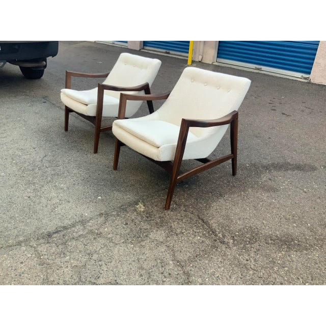 Mid-century modern pair of lounge chairs in the style of Ib Kofod-Larsen. stunning lounge chairs, mid-century style at its...