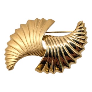 Vintage 1984 Signed Monet Matte & Smooth Goldtone Brooch For Sale