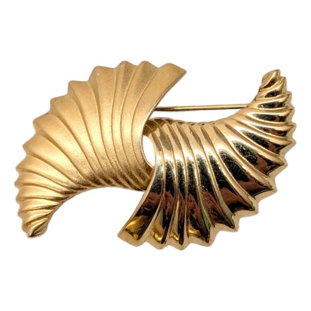 Vintage 1984 Signed Monet Matte & Smooth Goldtone Brooch For Sale