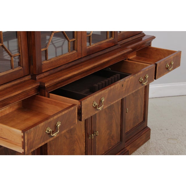 Stickley Mahogany Chippendale Style Breakfront China Cabinet For Sale In Philadelphia - Image 6 of 18