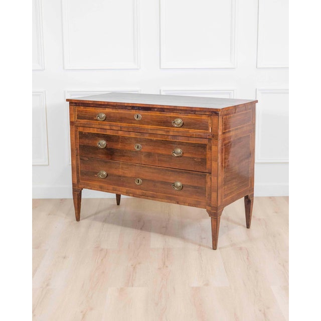 Italian Late 18th–Early 19th Century Rosewood and Amaranth Chest of Drawers For Sale - Image 4 of 9