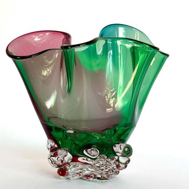 Signed David Van Noppen Ruffled Art Glass Vase in Emerald Green, Cranberry Pink & Blue For Sale In Raleigh - Image 6 of 8