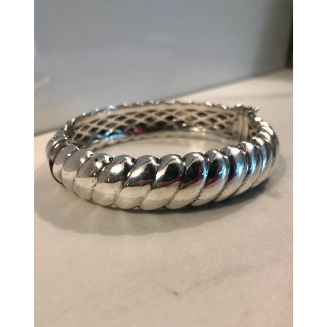 Hollywood Regency Late 20th Century Italian Sterling Silver Ribbed Bangle Bracelet For Sale - Image 3 of 10