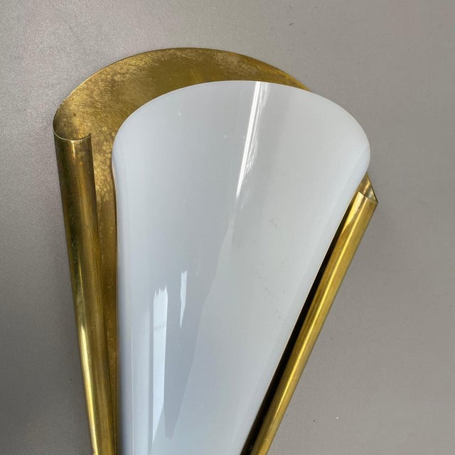 Contemporary Minimalist Brass and Acrylic Glass Wall Light by Gio Ponti in the style of Stilnovo, Italy, 1950s For Sale - Image 3 of 18