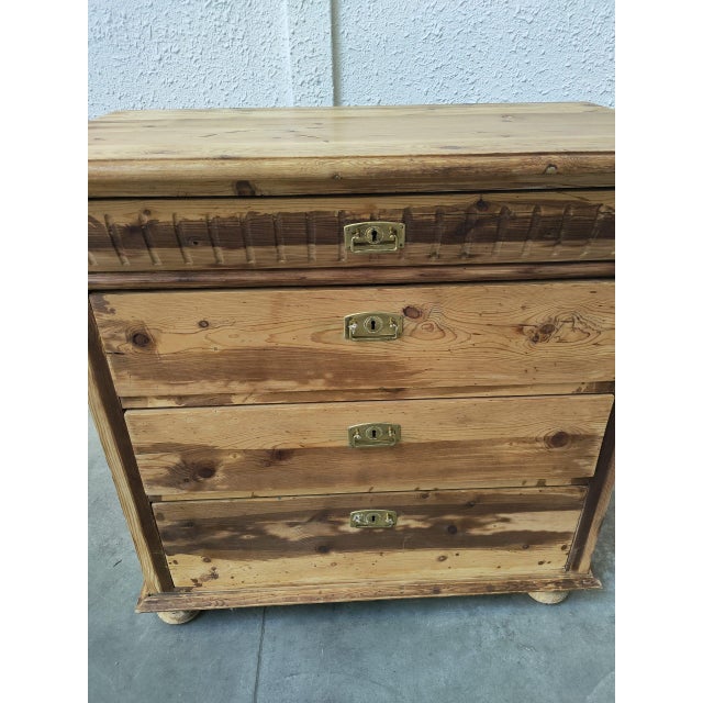 Beautiful antique wooden chest of drawers, ideal for adding a mid-century touch to your home. It has a classic and elegant...
