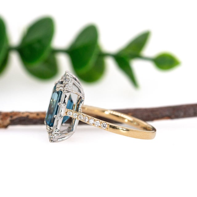 2020s 5.46ct London Blue Topaz & Natural Diamond Ring in Solid 14k White & Yellow Gold, Size 6.75 For Sale - Image 5 of 7