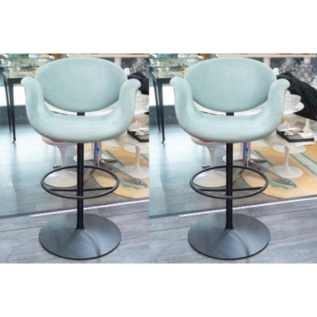 Designer Pierre Paulin, model created circa 1960, manufactured by Artifort Rotating disc base. with return mechanism. The...