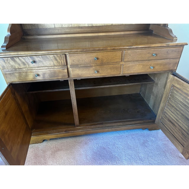 English 1960s Ethan Allen Heirloom Nutmeg Maple Hutch and Buffet For Sale - Image 3 of 4
