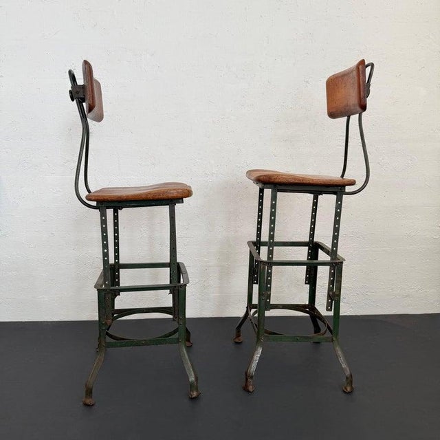 1940s Pair of Industrial "Sit-Rite" Adjustable Machinist Stools by Edward L. Koenig For Sale - Image 4 of 9