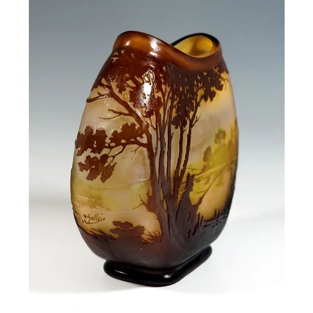 Vase in the shape of a drum on an oval, short base, slightly tapering towards the top in depth, at the top as an opening...