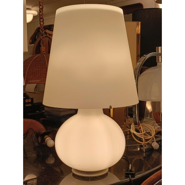 Large table lamp no. 1853 by Max Ingrand for Fontana Arte, white painted metal frame, lampshade and base in satin white...