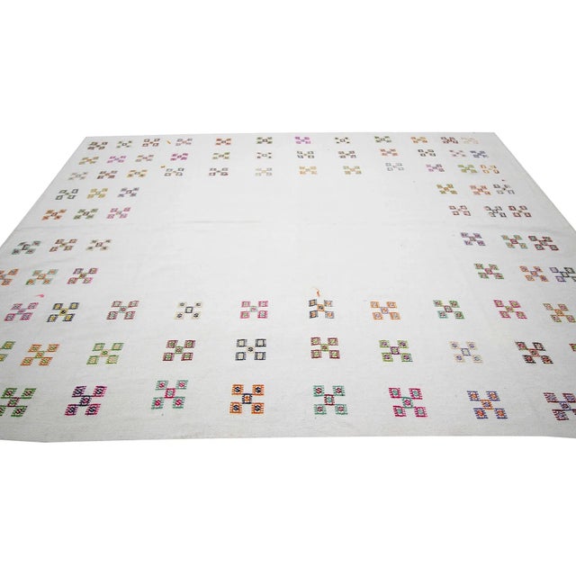 Contemporary 1960s Vintage Embroidered White Cotton Kilim Rug- 7′7″ × 10′9″ For Sale - Image 3 of 7