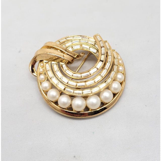 Vintage Signed Crown Trifari Goldtone Faux-Pearl & Clear Rhinestone Baguette Circle Brooch For Sale In Philadelphia - Image 6 of 6