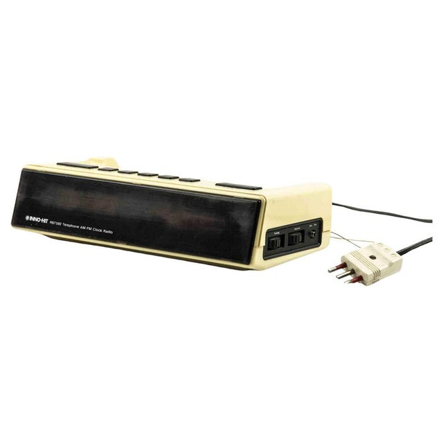 1980s Vintage European Plastic Clock Radio from INNO-HIT, 1980s For Sale - Image 5 of 5