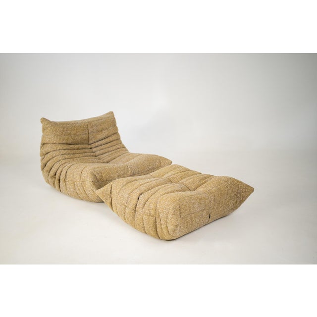 Ligne Roset Togo Lounge Chair and Pouf in Caramel Loop Fabric by Michel Ducaroy for Ligne Roset, 1973, Set of 2 For Sale - Image 4 of 18