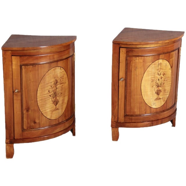 Age/age and origin/origin: The corner cabinets are around 1780-1800 and the origin is probably Switzerland...