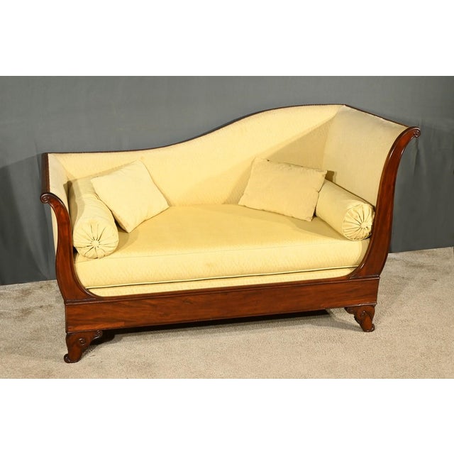 This mahogany backsplash chaise longue, dating from the first part of the 19th century, is a magnificent example of...
