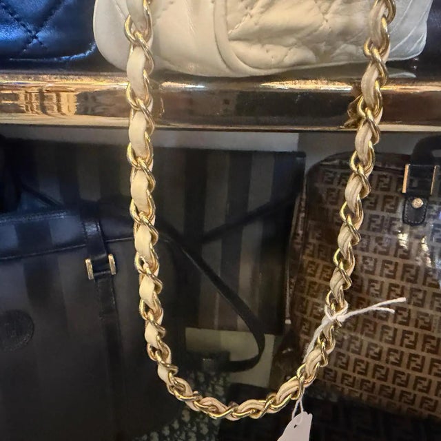 A 1988 Iconic Chanel Matelasse Cream Lamb Skin Shoulder Bag For Sale - Image 11 of 18