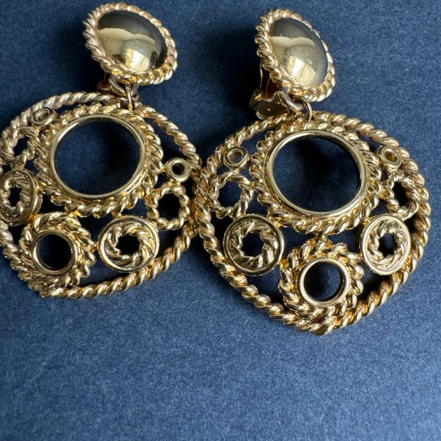 Hollywood Regency Vintage Gold Tone Filigree Earrings Clip-on Dangle Drop 90s Statement Jewelry For Sale - Image 3 of 9