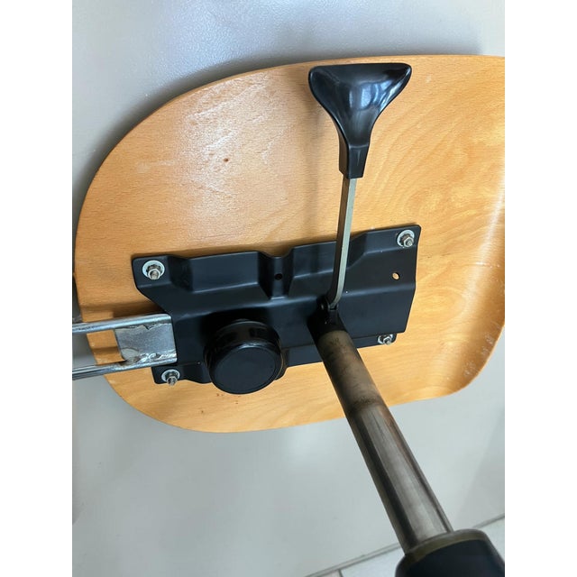 Black Mid-Century Modern Minimalist Swivel Chair in Molded Plywood, 1976 For Sale - Image 8 of 10