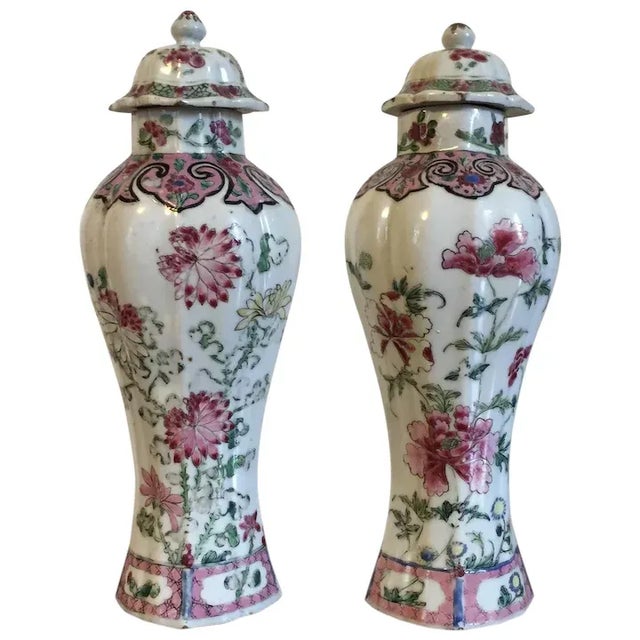 Early 18th Century Chinese Export Porcelain Vases with Covers - A Pair For Sale - Image 11 of 11