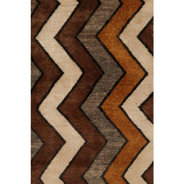 1950s Vintage Gabbeh Tribal Runner in Gray With Brown, White and Gold Chevron Patterns For Sale In New York - Image 6 of 7
