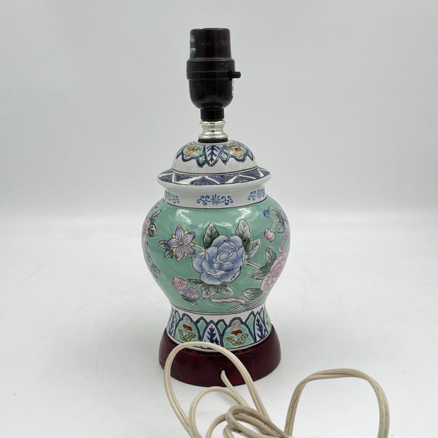 1980s Vintage Chinoiserie Small Ginger Jar Lamp With Pastel Floral and Ribbon Design For Sale - Image 5 of 11