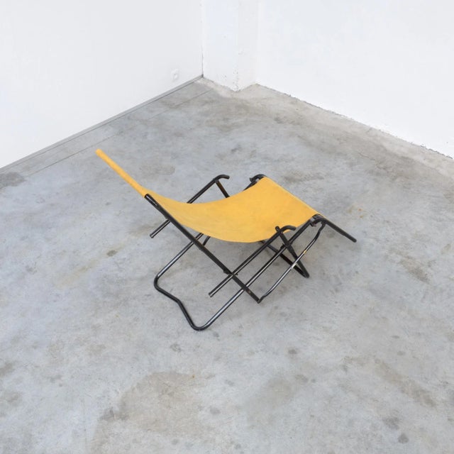 This metal garden lounge chair is a sitting machine from the 1950s. It is a great design and very comfortable. The black...