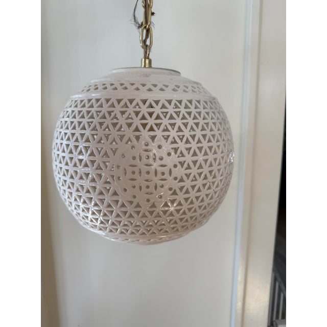 Vintage Mid-Century Chinoiserie Blanc De Chine Swag Pendant Light | Pierced White Porcelain | Hollywood Regency Accent For Sale In Chicago - Image 6 of 10