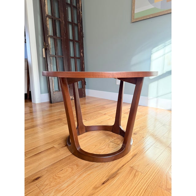 Fully refinished to showcase Lane’s trademark walnut inlays and beautiful grain patterns. With elegantly tapered legs...