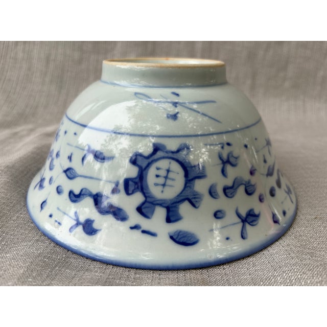 Vintage hand painted floral blue and white Chinese bowl. Very good condition, no chips, cracks. Unsigned. Bowl measures 9"...