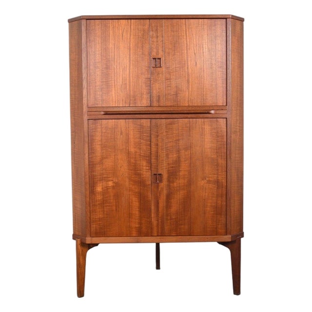 Mid 20th Century Borup Møbelfabrik "Bm207" Teak Corner Unit / Bar With Pullout Tray For Sale
