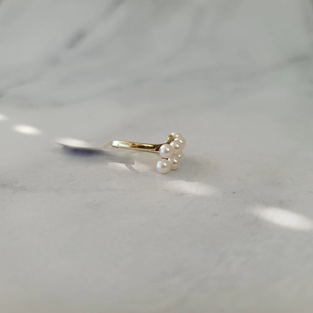 2020s Diagonal Double Row Pearl Cluster Ring 14k Yellow Ring, Size 8 For Sale - Image 5 of 5
