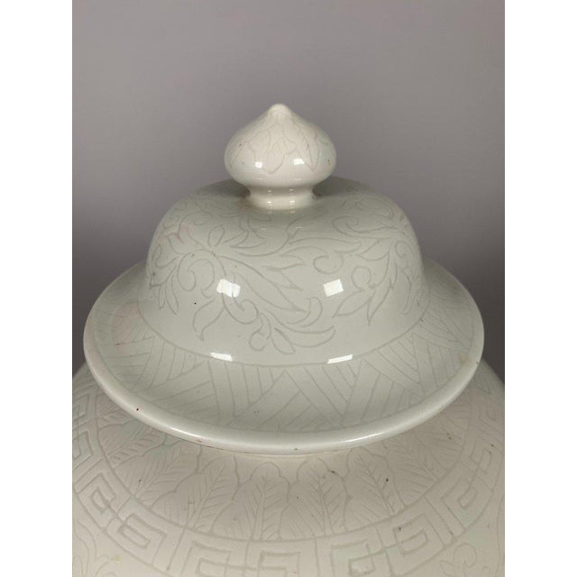White Porcelain vase from the 18th century, China, Qing Dynasty For Sale - Image 8 of 12
